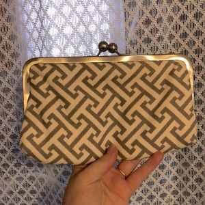 Like-new patterned clutch